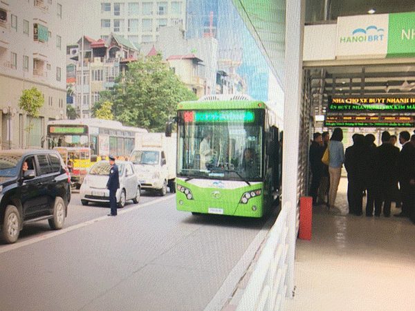 Ô tô lấn làn xe buýt BRT sẽ bị phạt tới