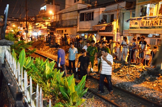 2 Lang thang trên đường ray, người đàn ông bị 