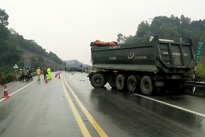 2 TNGT nghiêm trọng trên cao tốc Nội Bài-L