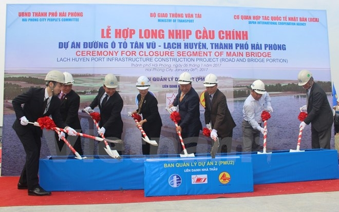 Hợp long nhịp cầu chính của dự án đường ôtô Tân Vũ