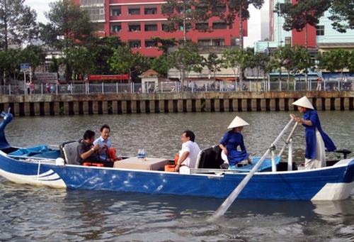 Rộ nạn ném đá thuyền du lịch kênh Nhiêu Lộc - Thị 