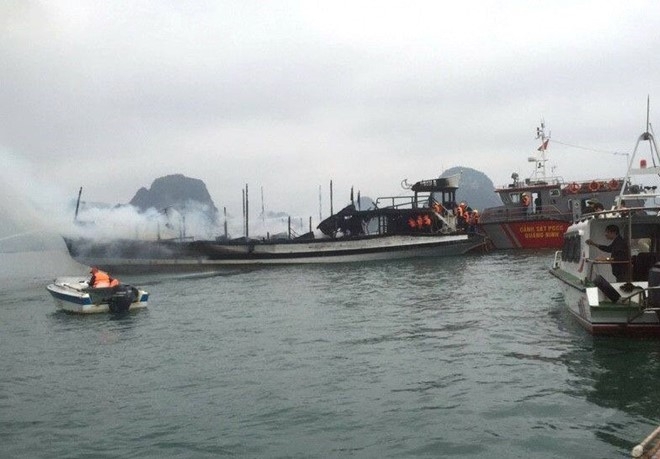 Tàu du lịch chở 14 khách nước ngoài cháy dữ dội tr