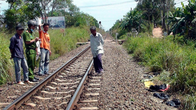 Băng qua đường ray, một thanh niên bị tàu lửa tông