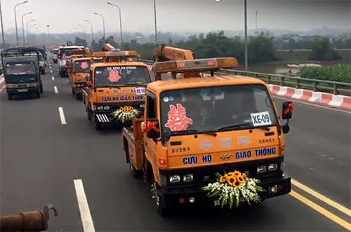 Màn rước dâu bằng dàn xe cứu hộ giao thông gây tra
