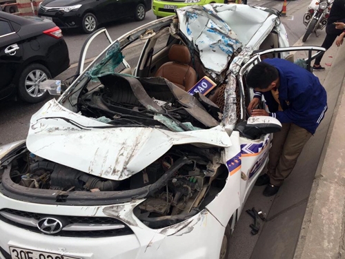 7 ô tô tông nhau trên cầu Thanh Trì, xe taxi bẹp d