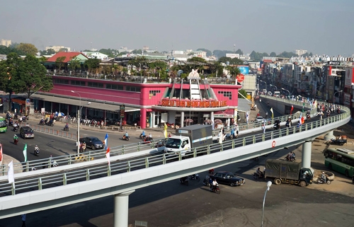 Thông xe cầu vượt ở 'điểm đen' ùn tắc của Sài Gòn