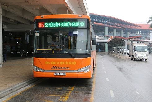 2 Cần tăng cường xe buýt chạy đêm ở sân bay Nội Bà