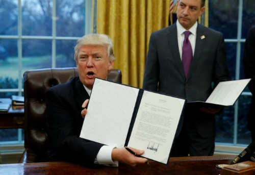 2 Donald Trump chính thức ký lệnh rút Mỹ khỏi TPP