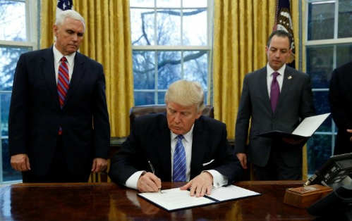 Donald Trump chính thức ký lệnh rút Mỹ khỏi TPP