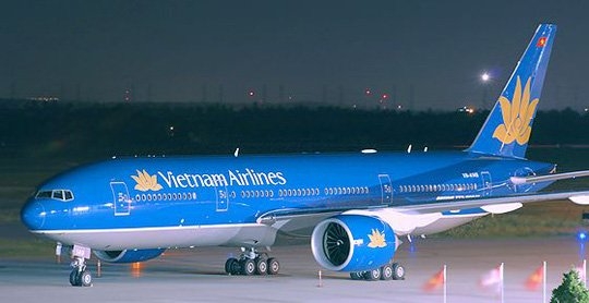 Máy bay Vietnam Airlines hạ cánh khẩn cấp cứu hành