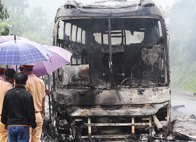 Xe khách cháy rụi trên đường Hồ Chí Minh, 7 người 