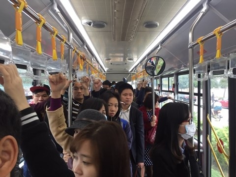 2 Buýt nhanh BRT chật kín xe trong ngày đầu bán vé