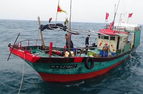 Truy đuổi 3 tàu cá Trung Quốc cách biển Quảng Bình