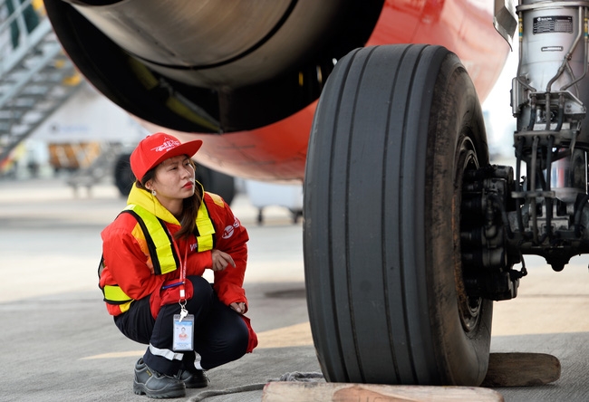Nữ kỹ sư sửa chữa máy bay hiếm hoi ở Việt Nam