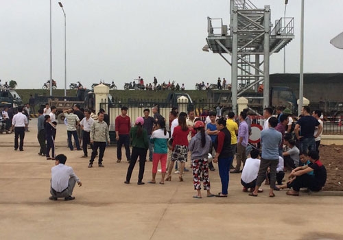 2 Người dân Phú Thọ chặn xe phản đối trạm thu phí 