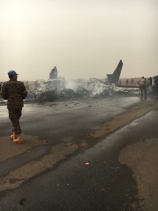 3 Máy bay chở 44 người vỡ tan tành và bốc cháy dữ 
