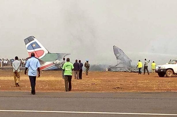 Máy bay chở 44 người vỡ tan tành và bốc cháy dữ dộ