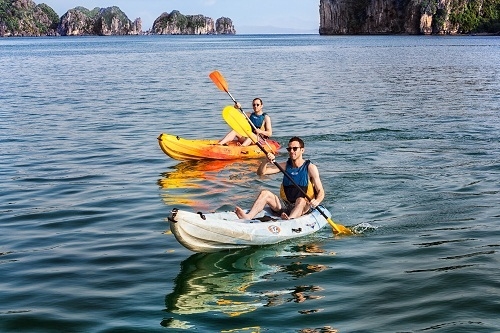 Quảng Ninh dừng dịch vụ chèo kayak trên vị