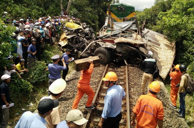 Khởi tố nhân viên gác chắn vụ tàu hỏa tông xe tải