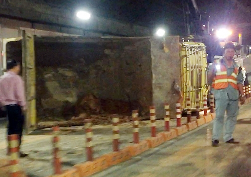 Hầm Thủ Thiêm bị phong tỏa hơn 3 giờ vì xe tải lật