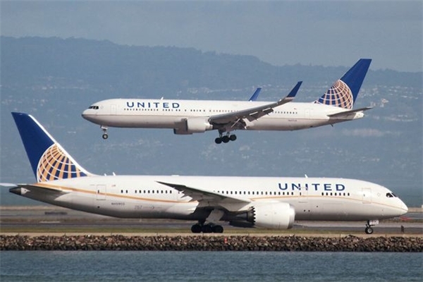 2 Hãng United Airlines bị chỉ trích vì ngược đãi c