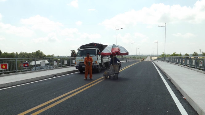 Cầu Long Bình nối VN - Campuchia thông xe ngày 24-