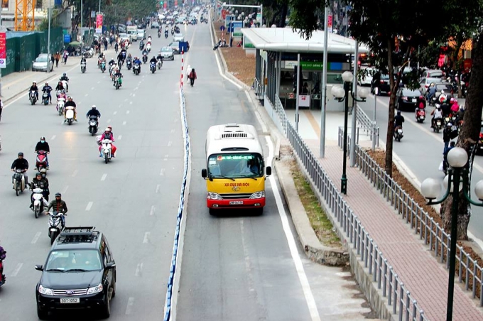 Hà Nội thí điểm cho buýt thường đi vào làn BRT