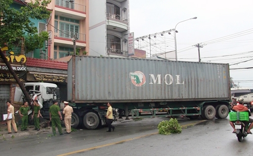 Xe container tông liên hoàn ở cửa ngõ Sài