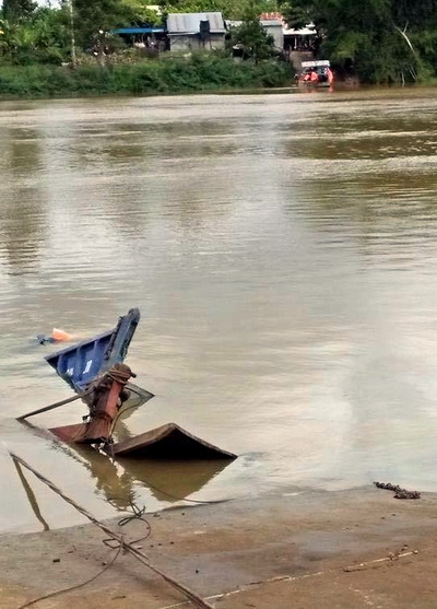 Phà chở ôtô tải chìm sông Đồng Nai