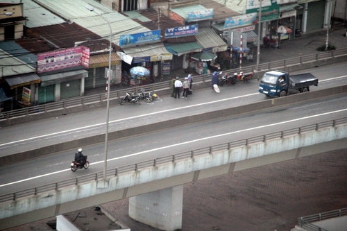 Người đi xe máy bị ôtô húc văng khỏi cầu vượt