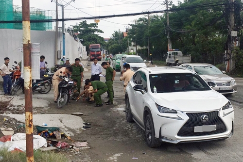 2 Hơn chục người nâng ôtô Lexus cứu phụ nữ kẹt dướ