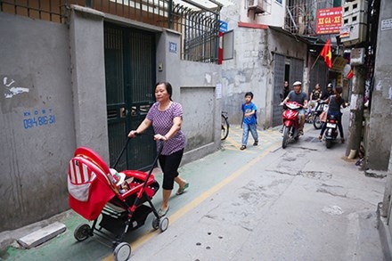 2 Làn đường ưu tiên cho trẻ đi bộ đầu tiên ở Hà Nộ