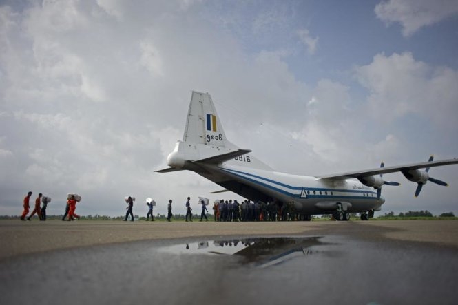 2 Tìm thấy 15 người còn sống trên máy bay Myanmar 