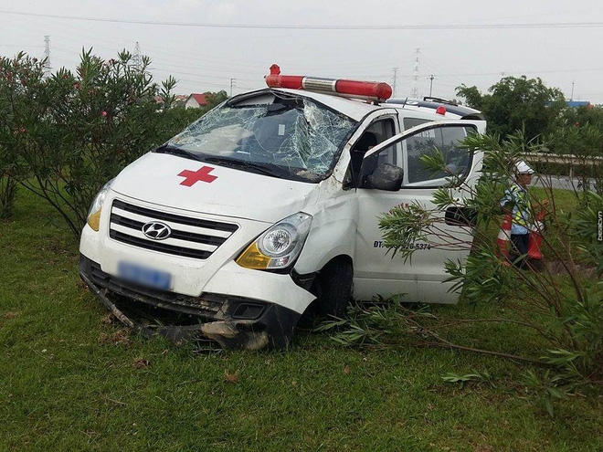 Xe cứu thương gặp nạn trên cao tốc Hà Nội-Thái Ngu