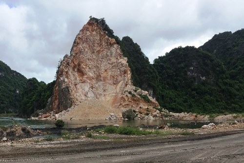 2 Yêu cầu kiểm tra việc xẻ núi đá vịnh Hạ Long