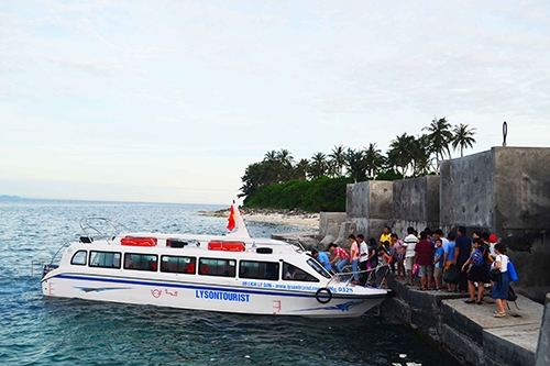 Quảng Ngãi đình chỉ 10 canô chở khách qua đảo Bé, 