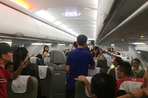 Nam hành khách bị cấm bay vì quấy rối 3 phụ nữ