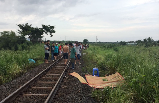 Đeo tai nghe đi bộ trên đường tàu, nam thanh niên 