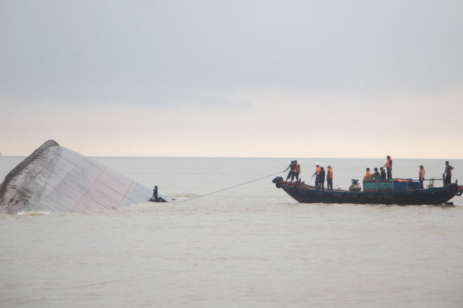 Trục vớt tàu chìm ở Nghệ An, lo nhất 10.000 lít dầ