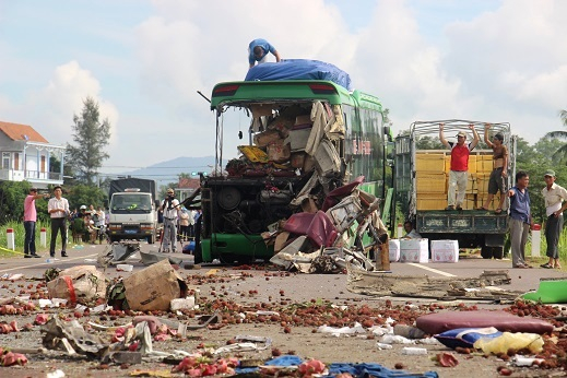 4 Hiện trường tai nạn thảm khốc 5 người chết ở Bìn