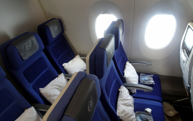 Vì sao nhiều ghế máy bay không thẳng hàng với cửa 
