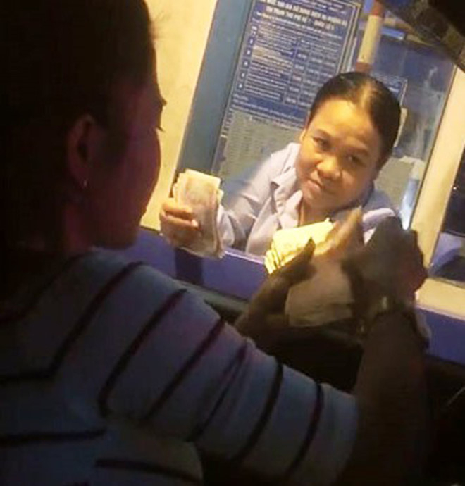 Nữ tài xế dùng tiền lẻ mua vé ở BOT Quốc lộ 5