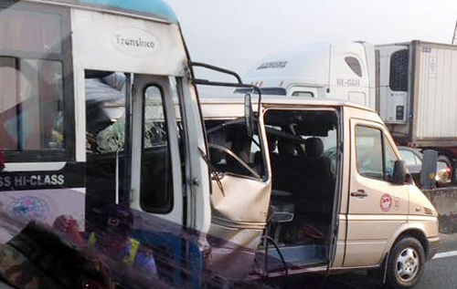 Ôtô nổ lốp trên cao tốc Trung Lương, 7 người bị nạ