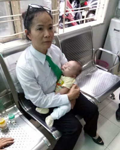 Người mẹ bỏ con hai tháng tuổi trên taxi ở Sài Gòn