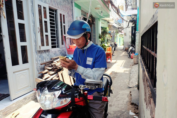 Thầy giáo đơn thân chạy xe ôm nuôi 2 cô con gái ăn