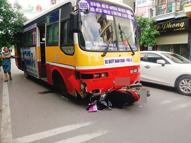 Nữ hộ sinh bị xe buýt cuốn vào gầm tử vong