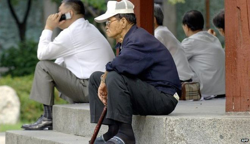 2 Người già Hàn Quốc còng lưng giao hàng sống qua 