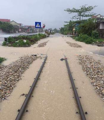Đường sắt tắc nghẽn vì mưa lớn ở Nghệ An