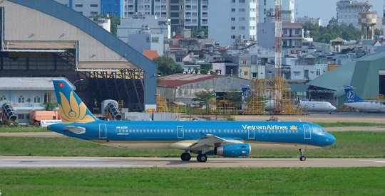 Hạ cánh khẩn cấp, Vietnam Airlines cứu mạng 2 hành