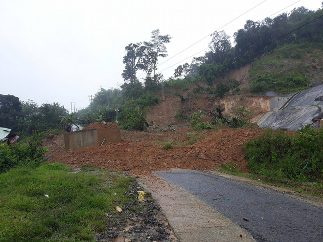 Quảng Nam liên tiếp bị sạt lở núi nghiêm trọng, 8 